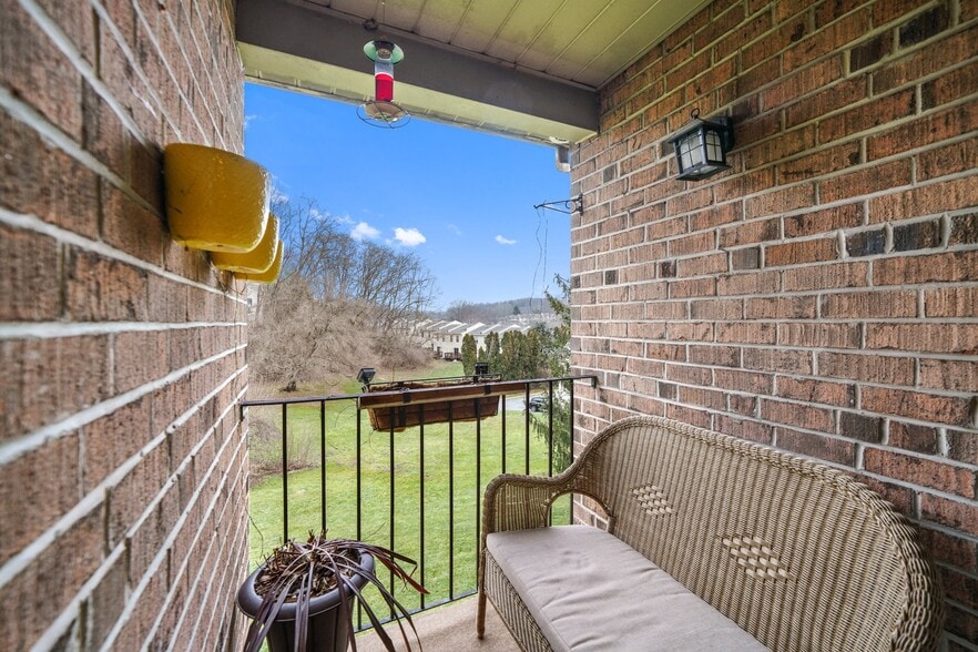 Building Photo - 1419 Valley Dr