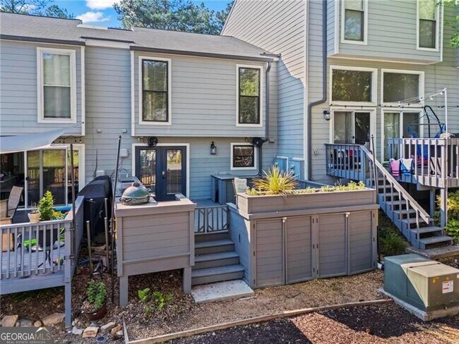 Building Photo - 1028 Riverbend Club Dr SE