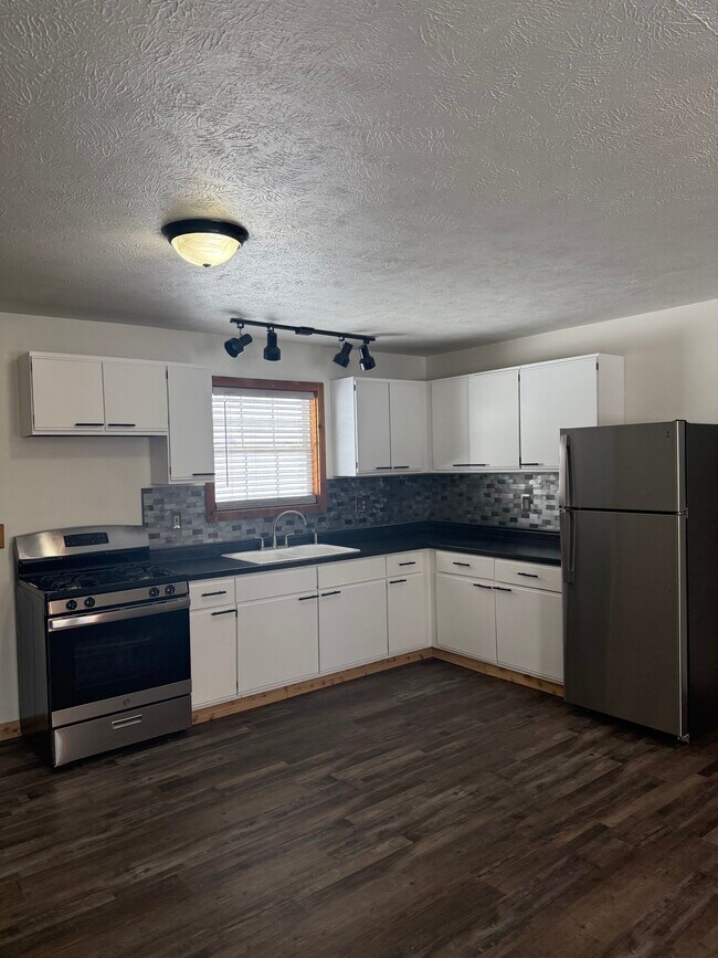 Building Photo - 12967 Roughys Dr