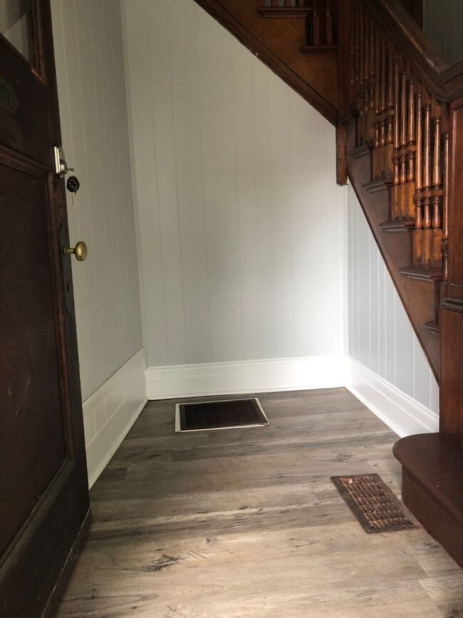Building Photo - 291 Pearl St | Apt B | 2 BD/1 BA | Great L...