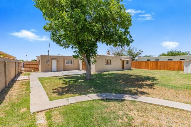 Building Photo - Spacious 4 Bedroom Home