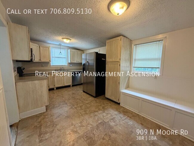 Building Photo - 909 N Moore Rd