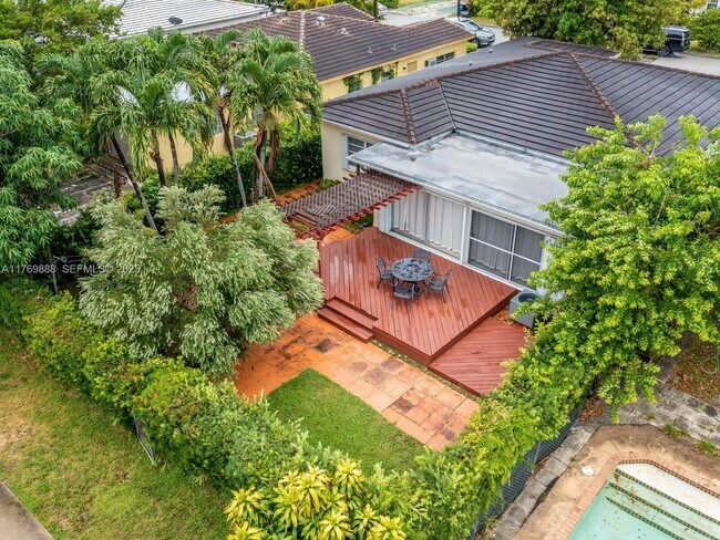 Building Photo - 9441 Byron Ave