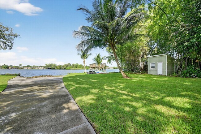 Building Photo - 6225 Pine Dr