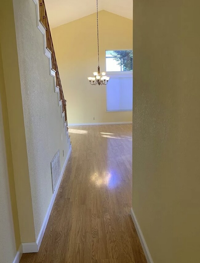 Building Photo - 649 Daffodil Dr