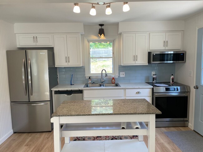 Building Photo - Charming 2BR Home Just Steps from the Beach!