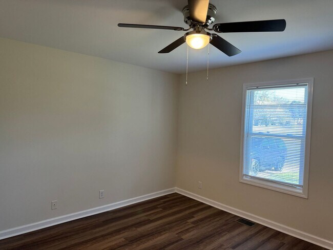 Building Photo - Cape Cod with 3 Bed/2 Bath with Basement!