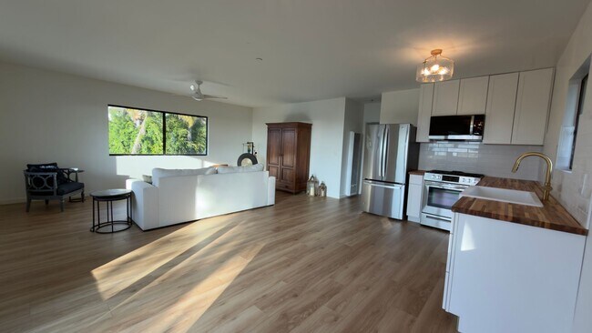 Building Photo - 1689 Burgundy Rd