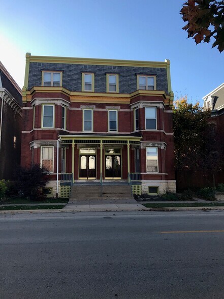 outside of 1633 Main Street - 1633 Main St