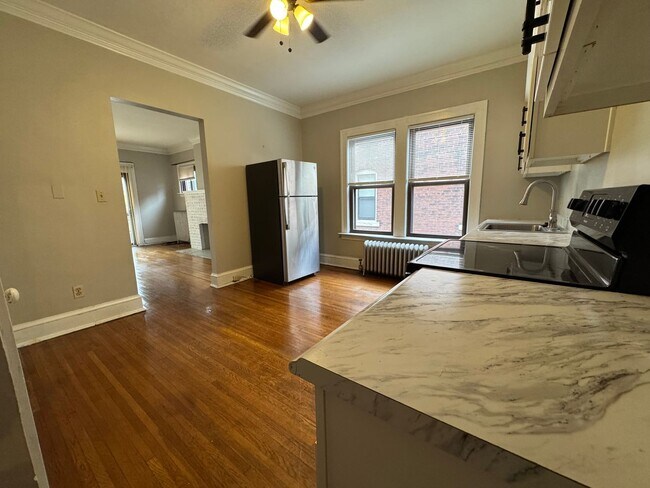 Building Photo - 2773 Hampshire-Unit 8