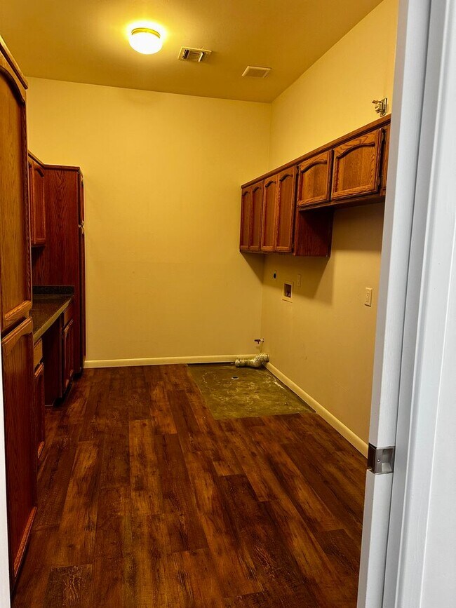 Building Photo - Custom pool/spa home for rent