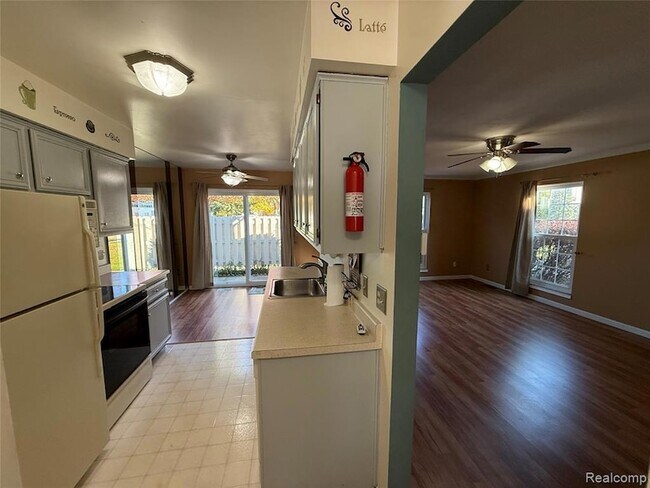 Building Photo - 15894 Cambridge Dr