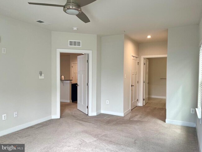 Building Photo - 5742 Meadowood St