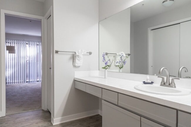 Building Photo - Condo in  Downtown Boulder Furnished One bedroom with Den and large Patio looking out to Flatirons