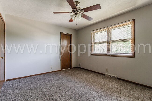 Building Photo - Beautiful 3 Bedroom / 2.5 Bath | 120th and...