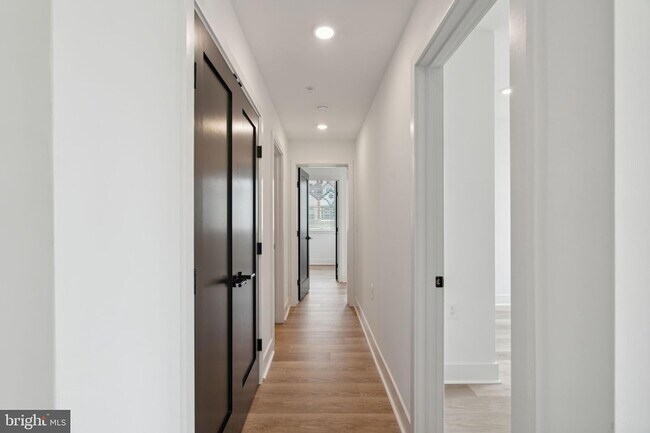 Building Photo - 1419 W Grange Ave