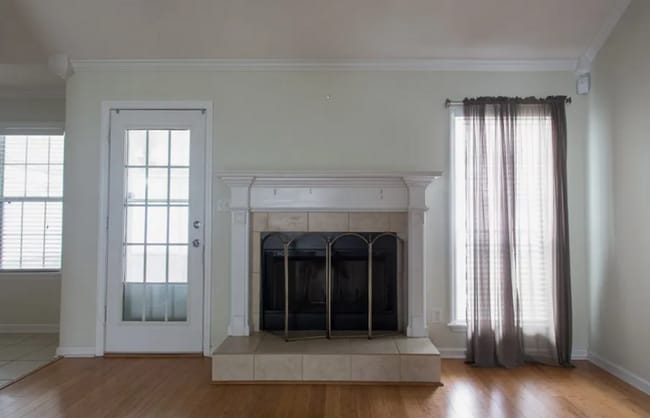 Building Photo - Southern Charm and Modern Comforts Await i...