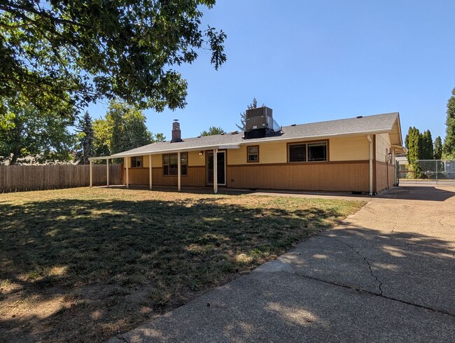 Building Photo - Nice 4-Bedroom, 2-Bath Home Located In Wes...