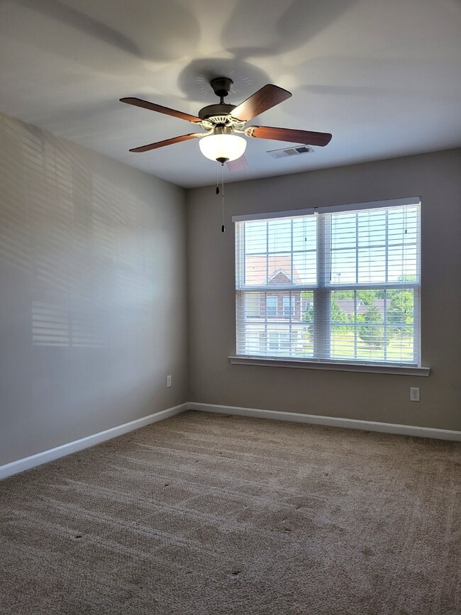 Building Photo - Highly desirable end unit in sought after Cobblestone in Goodlettsville!