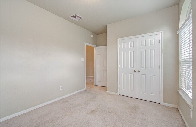 Building Photo - 15702 Whisper Woods Dr