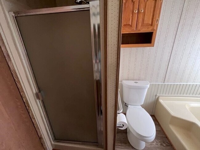 Building Photo - 3 Bedrooms, Includes Fenced Yard New carpe...