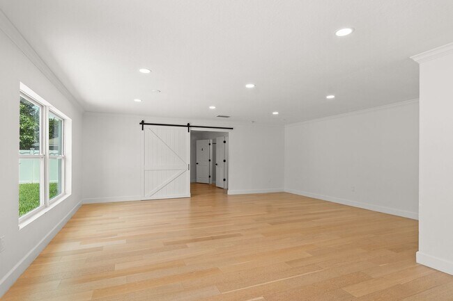 Building Photo - 5947 Ridge Lake Cir