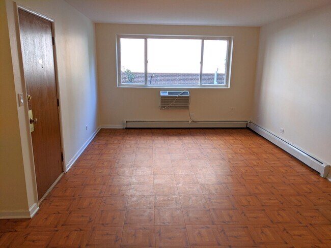 Living room - 922 Hinman Ave