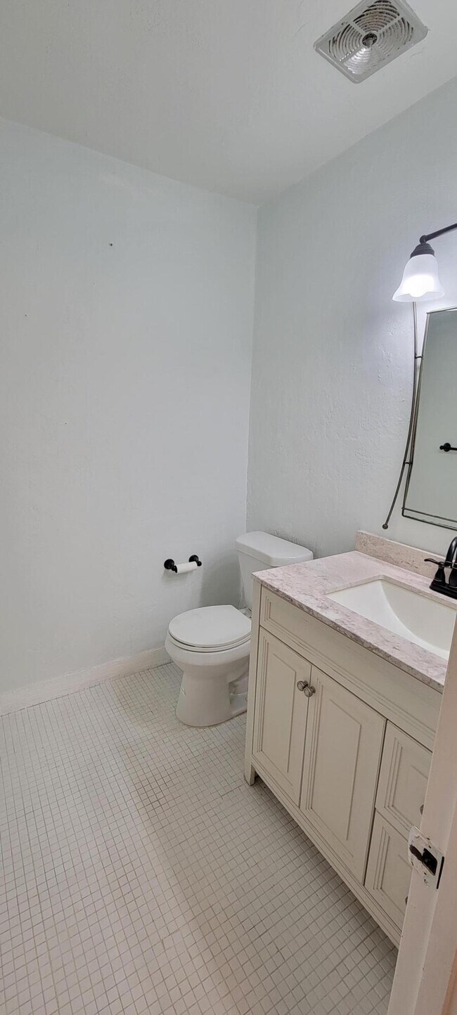 Building Photo - 421 NE 1st St