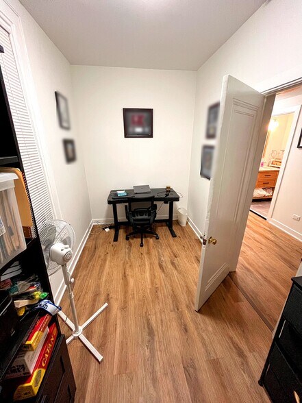 bedroom 2 furnished - 1518 W Augusta Blvd