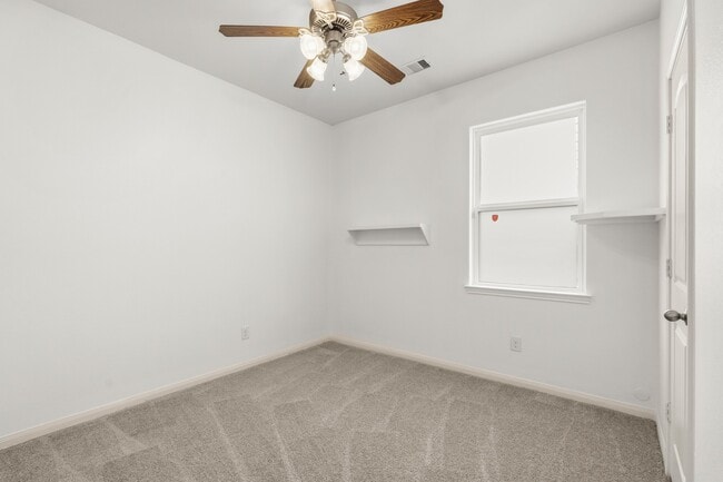 Building Photo - 718 Crystal Lakes Dr