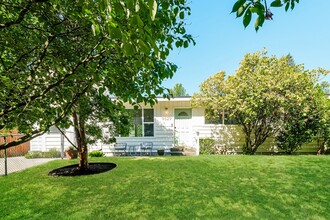 Building Photo - Warm and Welcoming 3 Bedroom in Prime Seattle Location