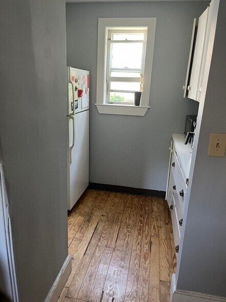 Building Photo - 42 Putnam Ave