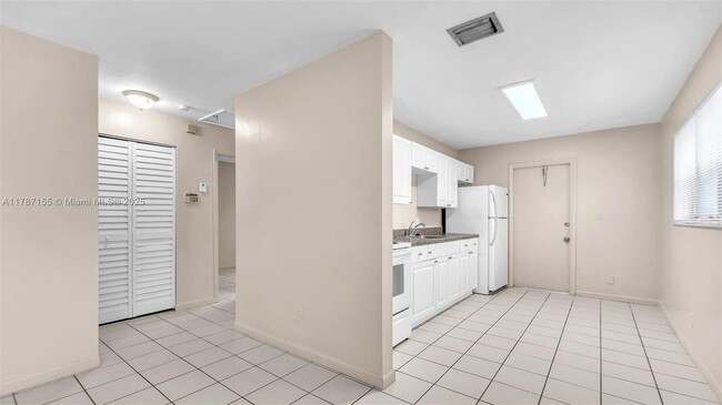 Building Photo - 6116 SW 39th St