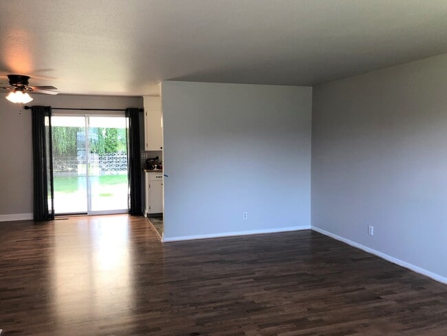 Building Photo - Feels Like New!