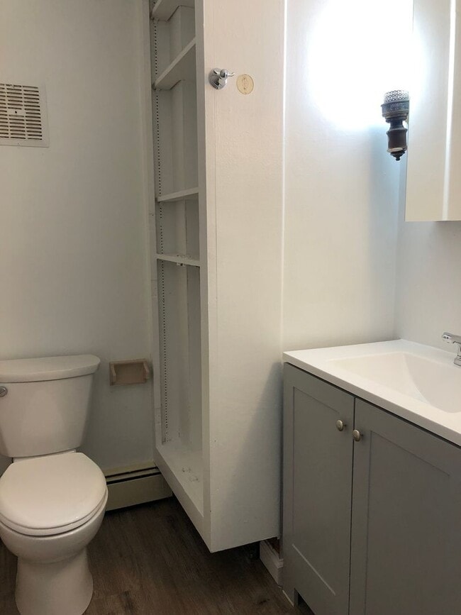 Building Photo - Great 3 Bedroom, 1 1/2 Bath Home! New Kitc...