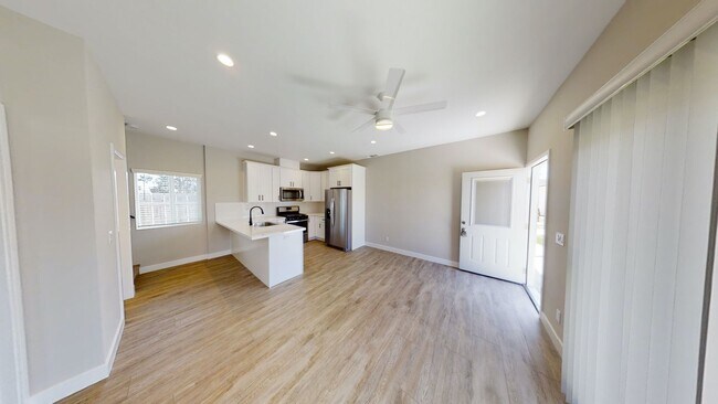Building Photo - 4BD/2BA, Spacious Yard  (Lease out, pendin...
