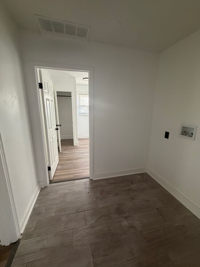 Building Photo - 890 Charles Pl