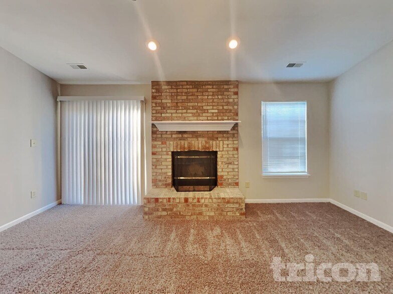 Building Photo - 8623 Robin Run Way