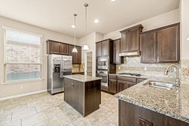 Building Photo - 4 BEDROOM FOR RENT- SEPARATE LIVING AREA - OFFICE