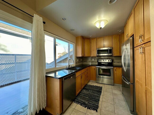 Building Photo - Fully Furnished 4 bedroom 2 bath home is Englewood!!