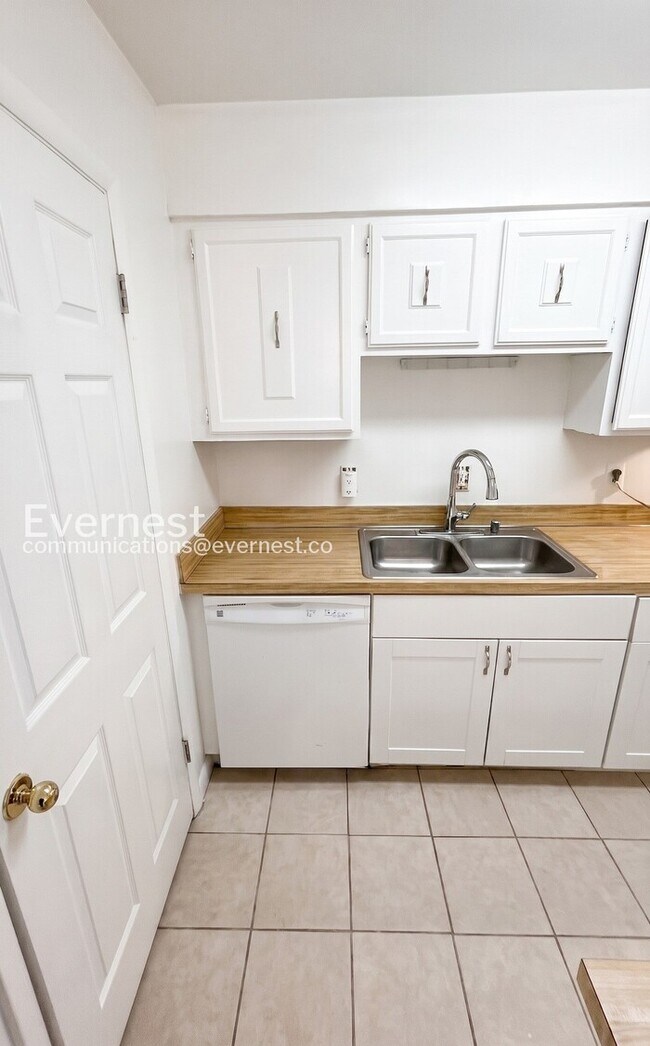 Building Photo - Spacious Town Home with Fenced Yard and Modern Amenities | Pet Friendly | Available Soon!