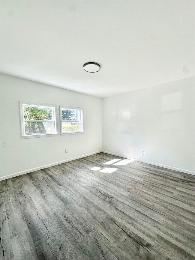 Building Photo - 619 Seneca St