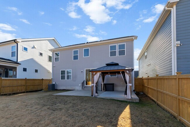 Building Photo - **Beautiful Wendell Home 3/2.5 W/ Fenced in Yard**