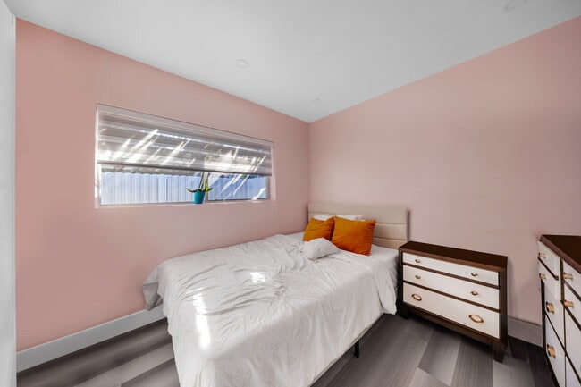 Building Photo - 490 W 33rd Pl