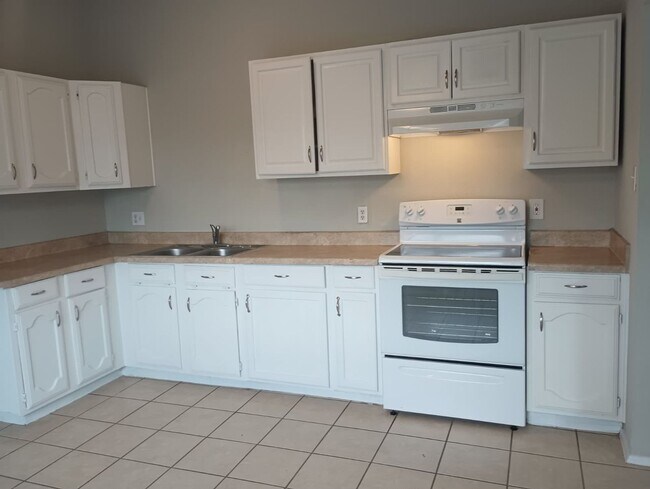Building Photo - 3 bed / 1 bath home in Hockley - Move in R...