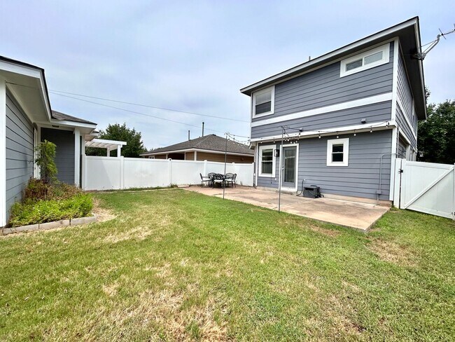 Building Photo - Modern 3/BR 2.5/BA Home with Patio & Balcony
