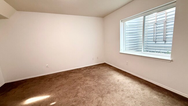 Building Photo - GOURMET KITCHEN-D20-6 BEDROOMS