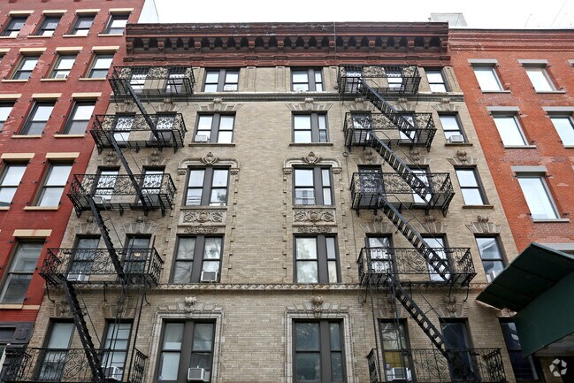 Building Photo - 98-100 Thompson St