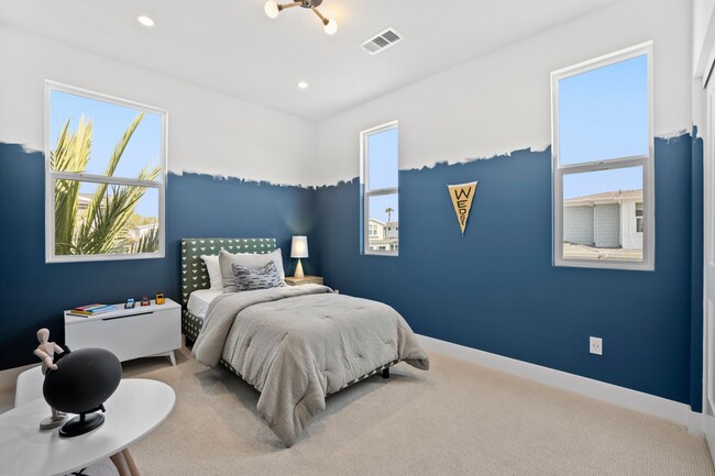 Building Photo - Stylish Tri-Level Townhome in Prime Newpor...