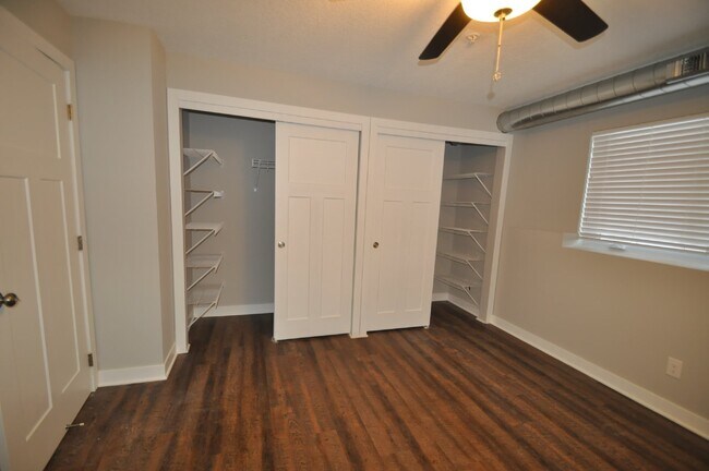 Building Photo - Newer Garden-Level 2Bed, 1Bath Apartment in Longfellow with In-Unit Laundry!
